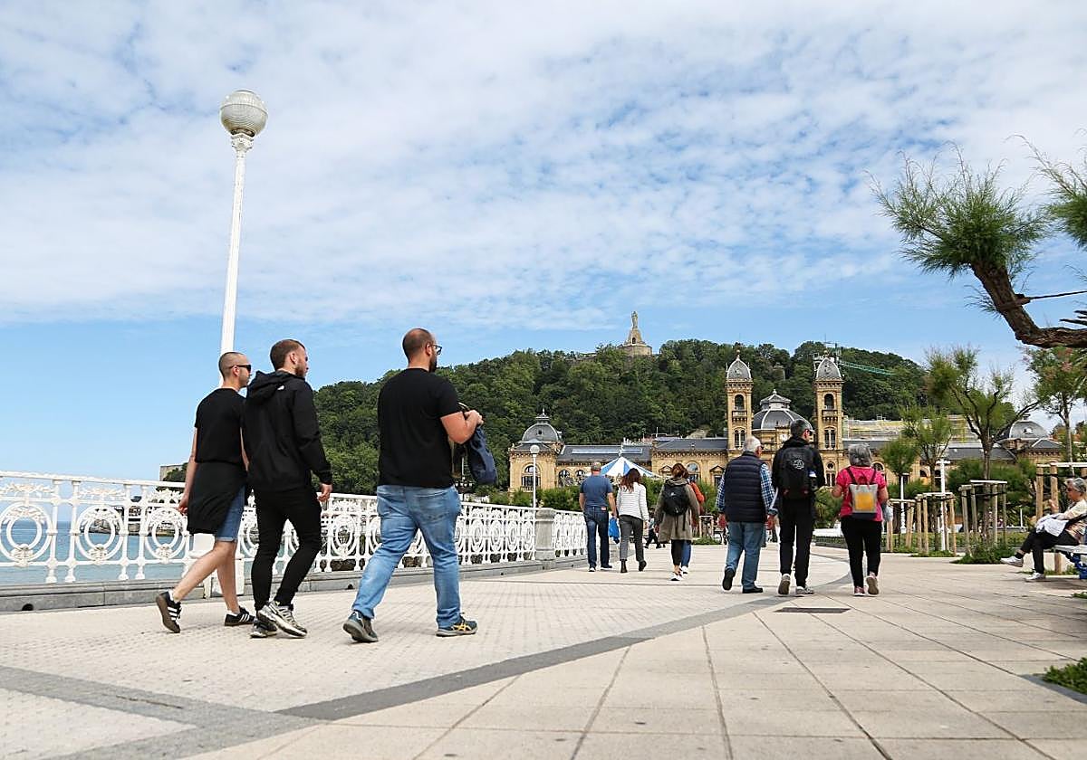 Paseantes disfrutan este miércoles en San Sebastián de una agradable jornada primaveral.