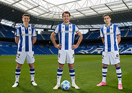 Turrientes, Oyarzabal y Zakharyan posan con la nueva camiseta