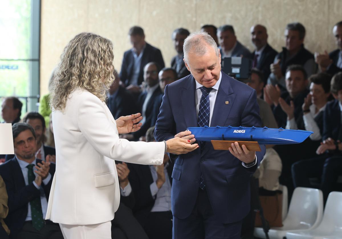 Isabel Busto entrega al lehendakari la trainera de recuerdo.