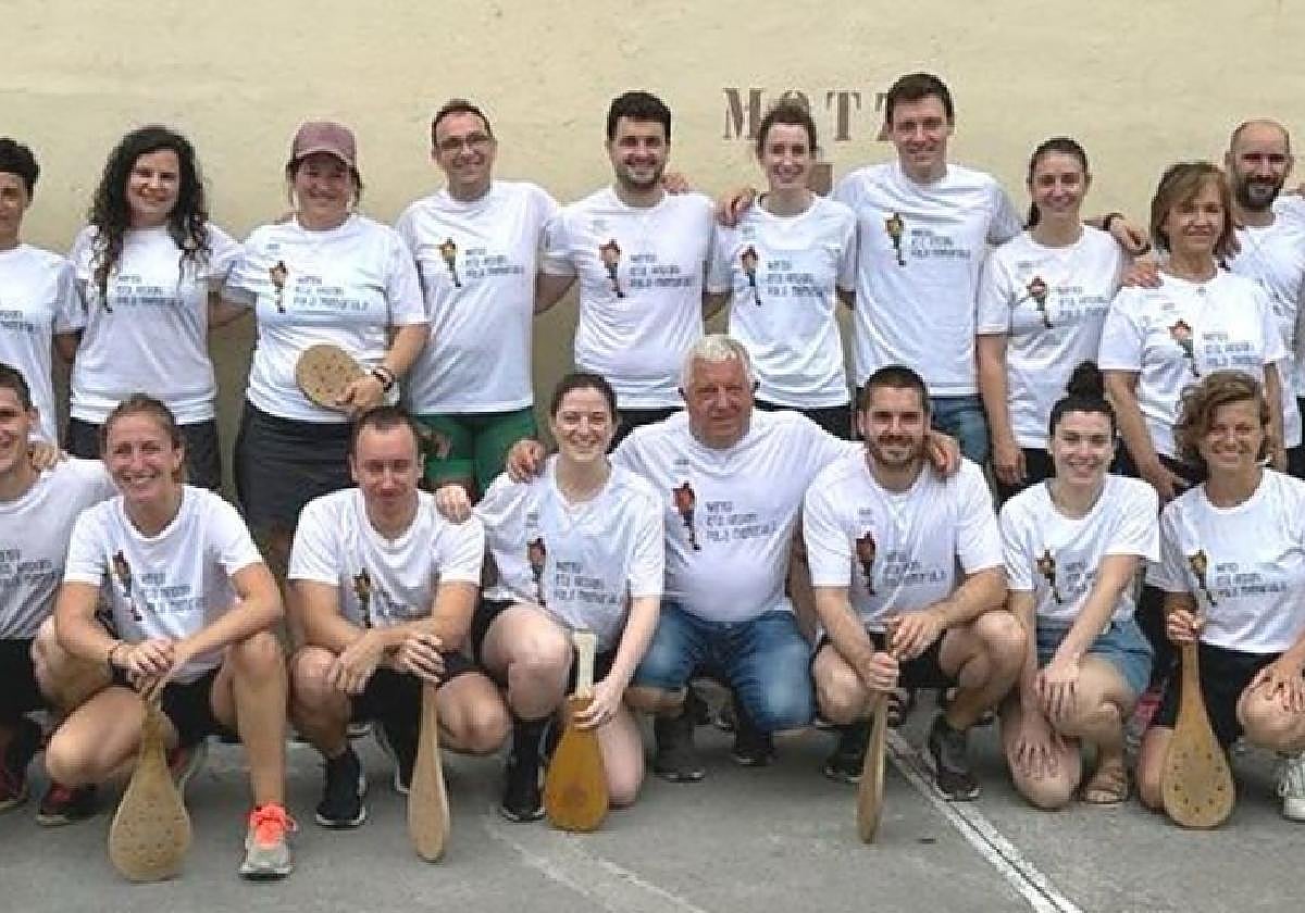 Joan den urteko Nerea eta Andoniren pala memorialeko `partyaideak eta lagunak herriko frontoian.