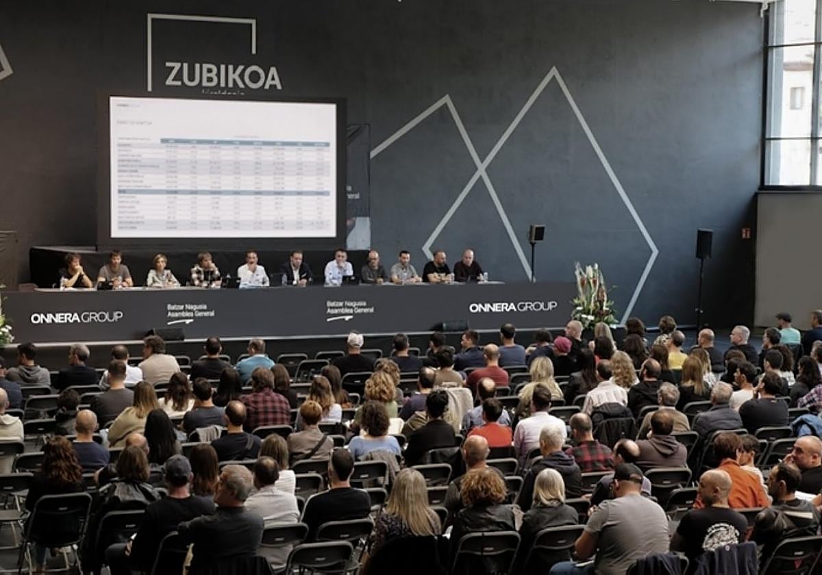 La asamblea general reunió a 359 personas en el polideportivo Zubikoa.