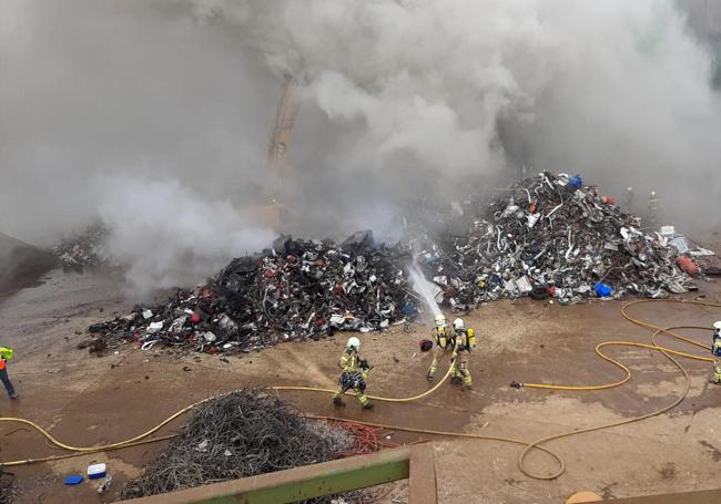 Los bomberos sofocan el fuego declarado en la chatarra.