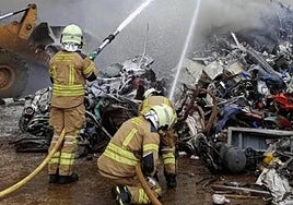 Los bomberos se afanan en la extinción del incendio.