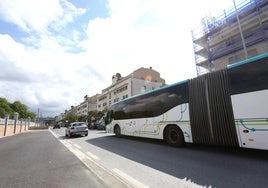 Un servicio de Lurraldebus, en la parada de Federico García Lorca.