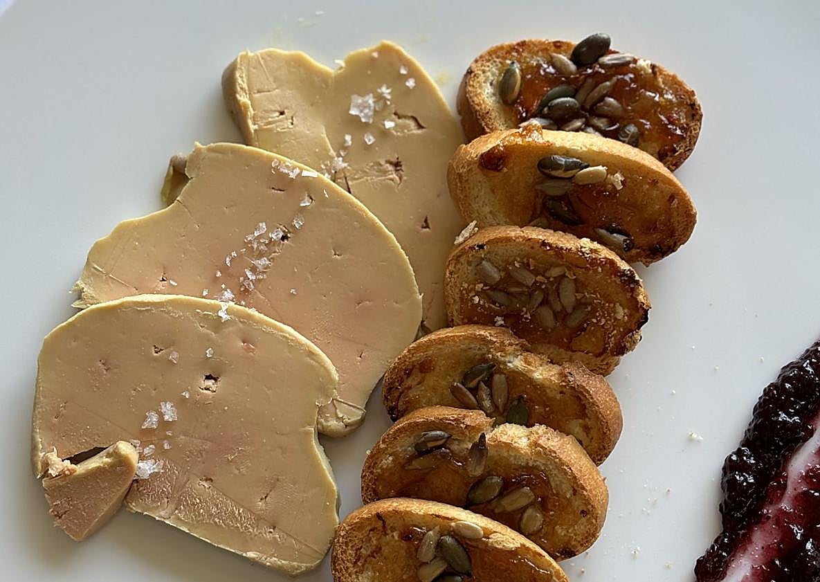 Imagen principal - Producto y parrilla en el restaurante Arraunlari Berri de Hondarribia