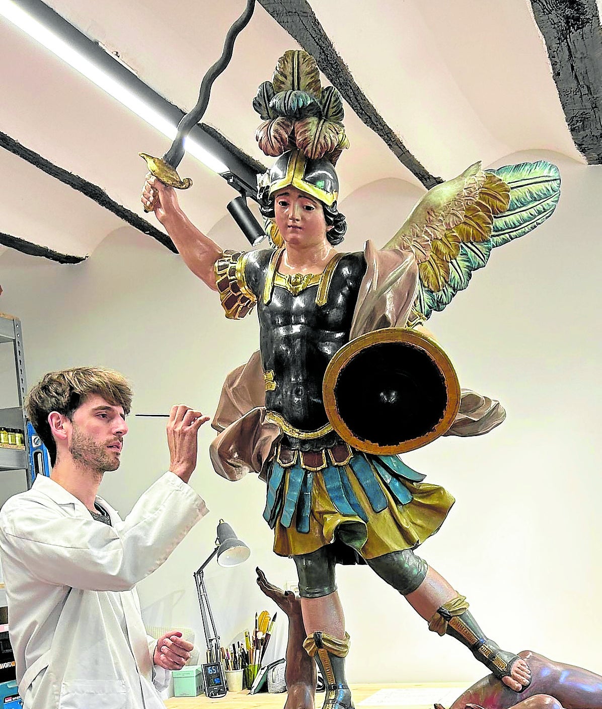 Xabier Mendizabal en su taller de Zubillaga restaurando la imagen del arcángel San Miguel, patrón de Oñati.