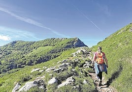 La primavera destaca, aún más si cabe, la belleza de este entorno natural precioso en el que el verde se mezcla con el gris y el azul.