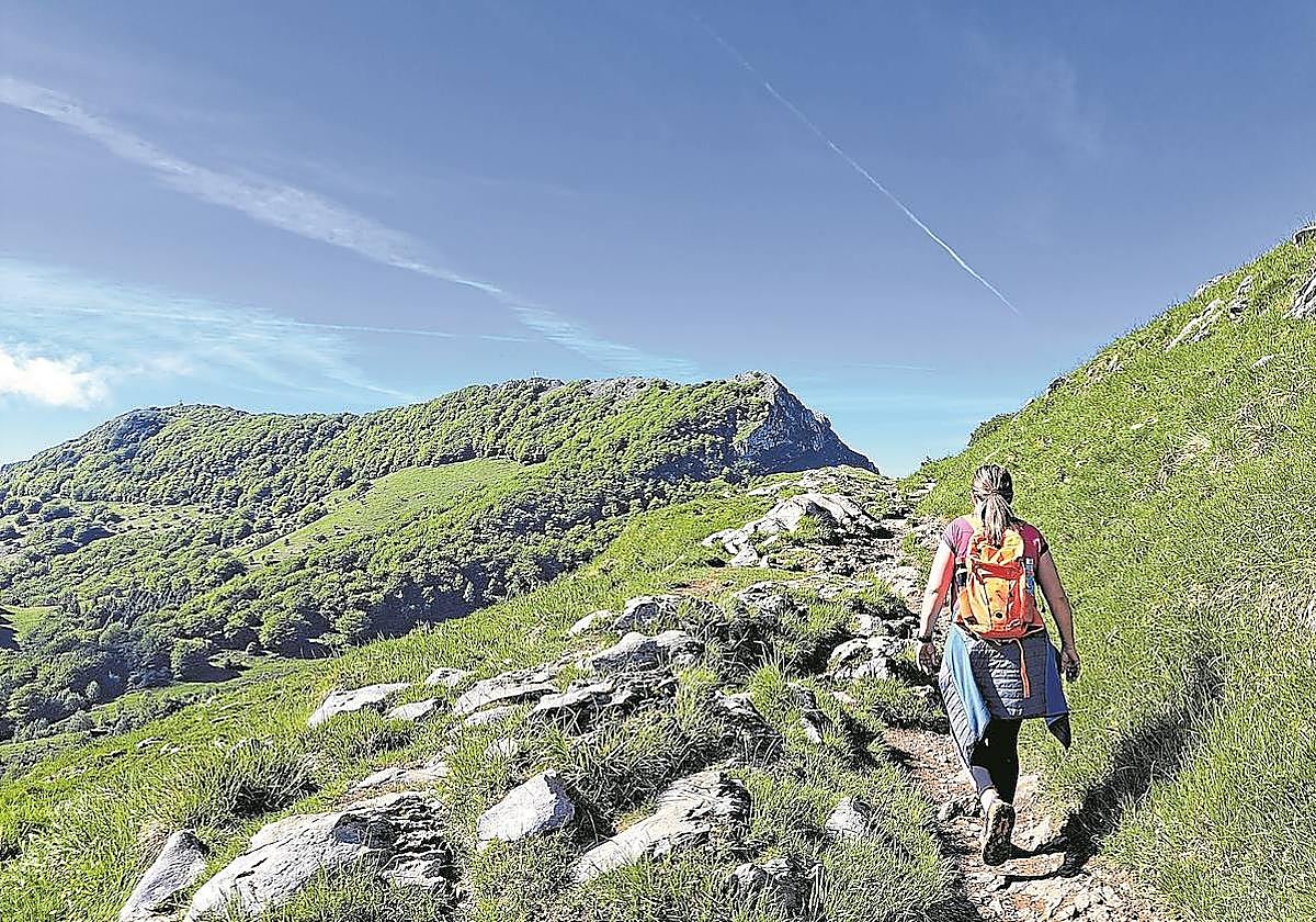 La primavera destaca, aún más si cabe, la belleza de este entorno natural precioso en el que el verde se mezcla con el gris y el azul.