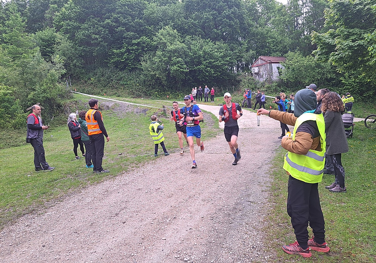 Ander Iñarra a su paso por Gorriti, tras haber superado Guratz.