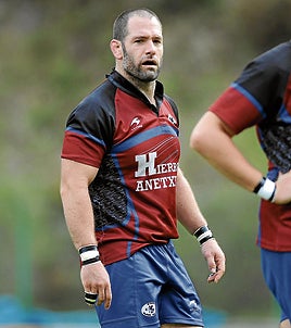 Compromiso. Urtzi Abanzabalegi, tras su paso por clubes como Ordizia o Stade Hendayais, regresó a Eibar, ejerciendo como jugador y directivo.