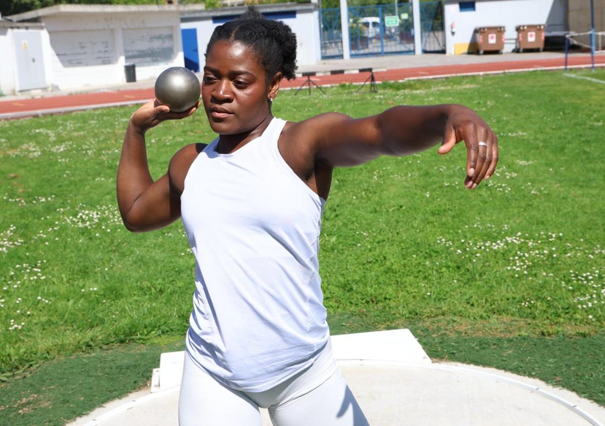 'Lizeta' Okomo es ya la lanzadora de peso vasca que más lejos ha enviado la bola de cuatro kilos. Ahora sueña con llegar pronto a los quince metros.