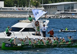 La tripulación de Hondarribia celebra su victoria.
