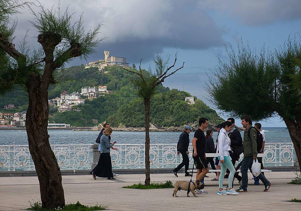 Varias personas caminan por el paseo de La Concha este fin de semana.