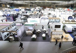 Stands de la bienal, durante la primera jornada celebrada este lunes en el BEC de Barakaldo.