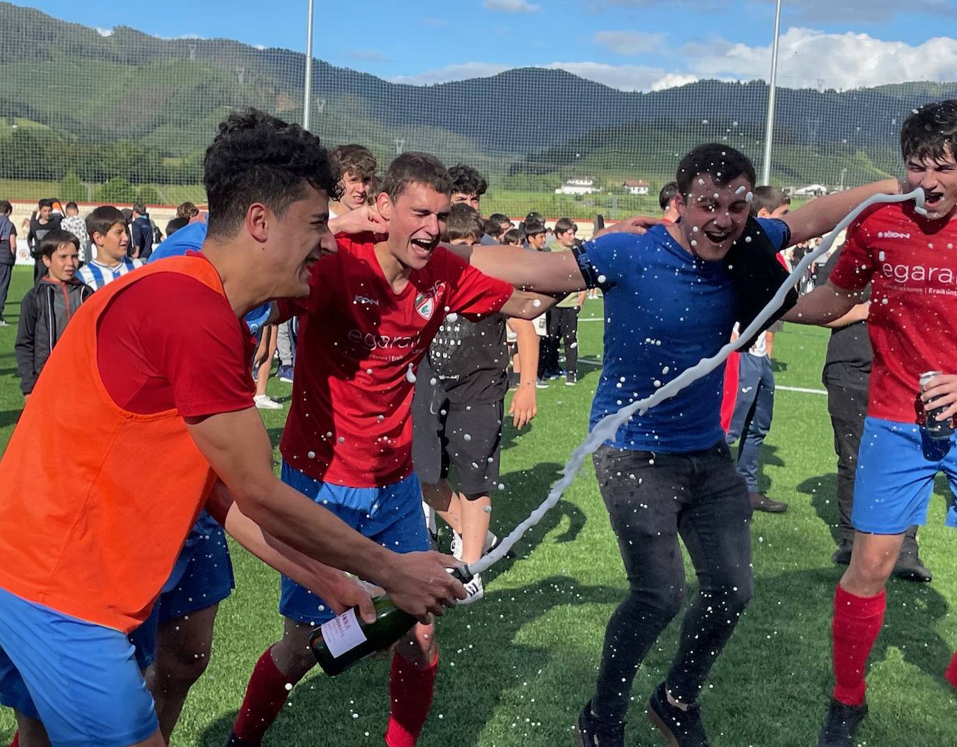 «El ascenso es de todos. Eskerrik Asko»