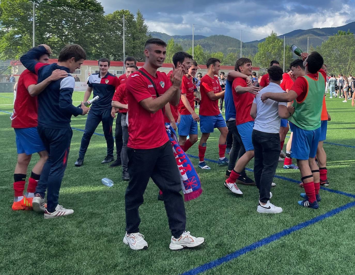 «El ascenso es de todos. Eskerrik Asko»