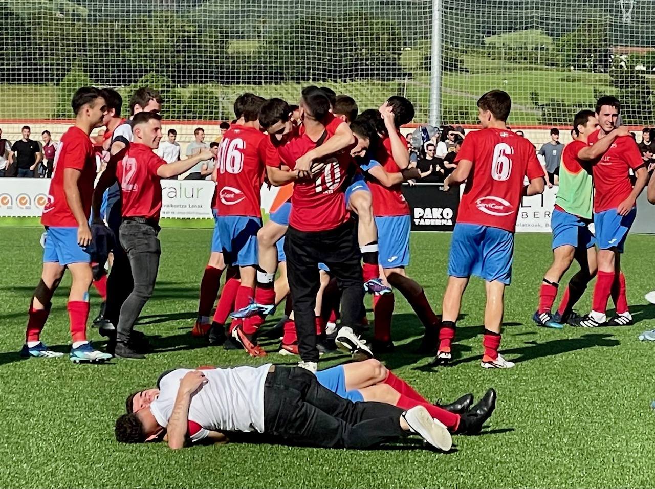 «El ascenso es de todos. Eskerrik Asko»