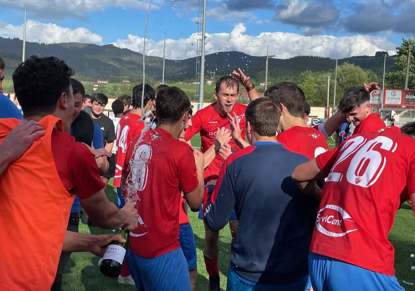 «El ascenso es de todos. Eskerrik Asko»