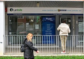 Varias personas caminan por el exterior de la sede de Lanbide de Elgoibar.
