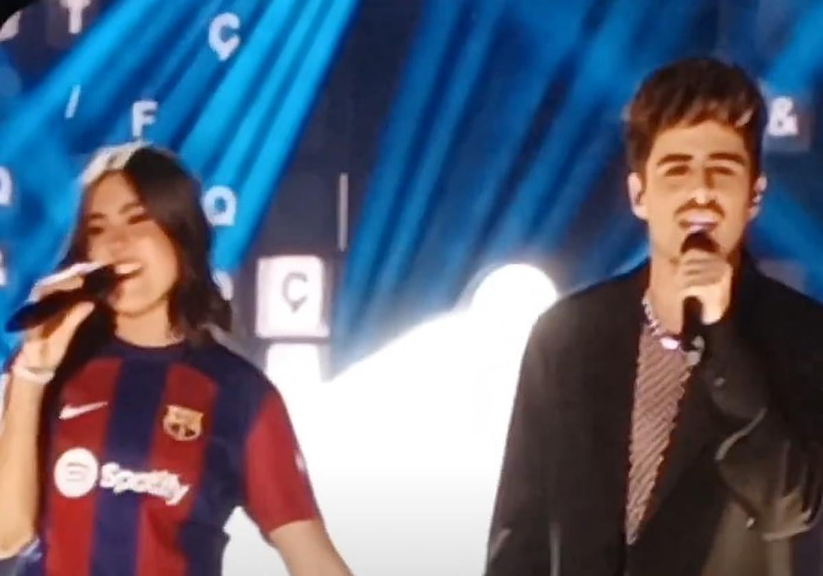 Chiara Oliver y Martin Urrutia, en plena interpretación de 'Escribirem' en euskera.