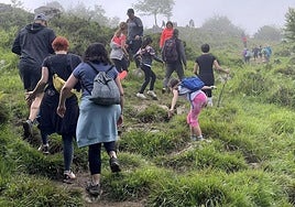 Gurutzera bidean, kontu handiz, lokatza asko eta irristatzeko arriskua nabarmena baitzen.