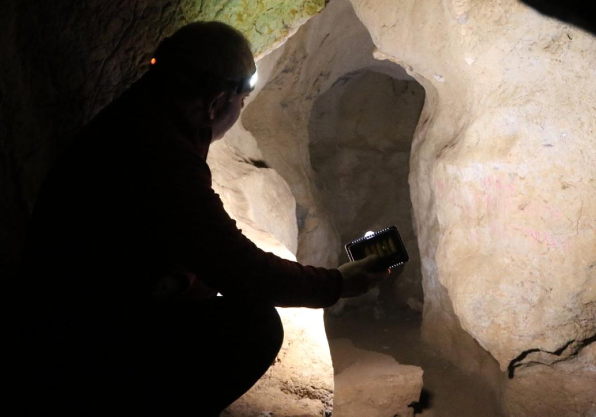 El espeleólogo elgoibartarra Evaristo Rodríguez ilumina la zona de excavaciones de Agarre.