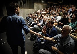Iñigo Argomániz, promotor de La Orejade Van Gogh desde sus inicios, saluda a Pablo Benegas antes de la presentación de su libro en el Aula DV.
