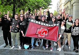 El grupo de seguidores de Rammstein que se citó ayer por la tarde en la Plaza Gipuzkoa, preparados para disfrutar esta noche del espectáculo.