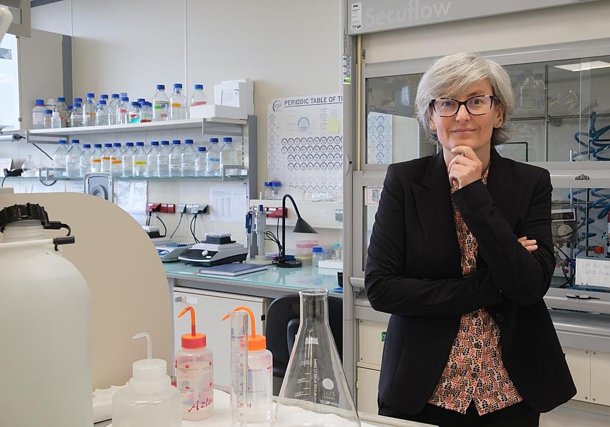 Aitziber López Cortajarena, en un laboratorio de Biomagune.