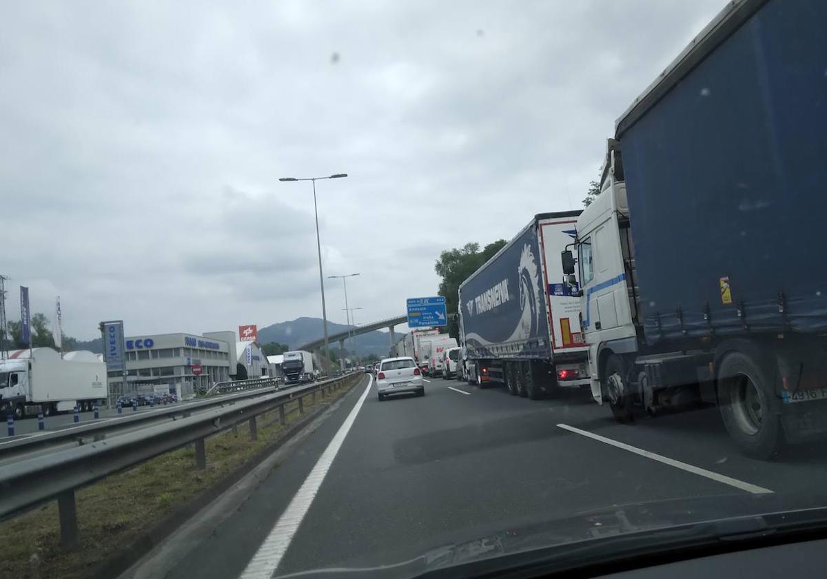 Foto de un conductor desde la N-I en Aduna con el colapso de camiones a su derecha.