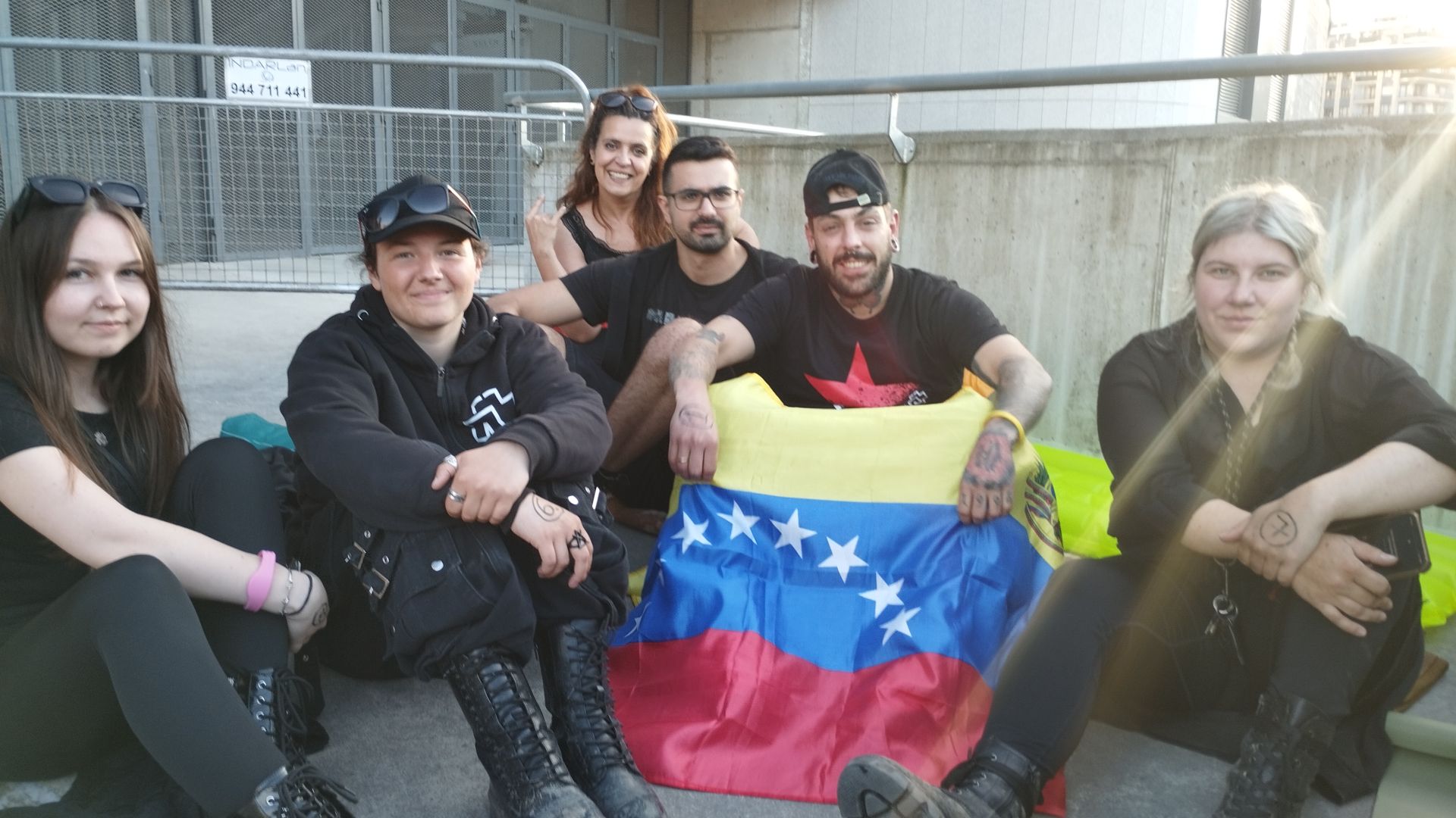 Varios seguidores de Rammstein esperaban ya en Anoeta a última hora de la tarde de ayer.