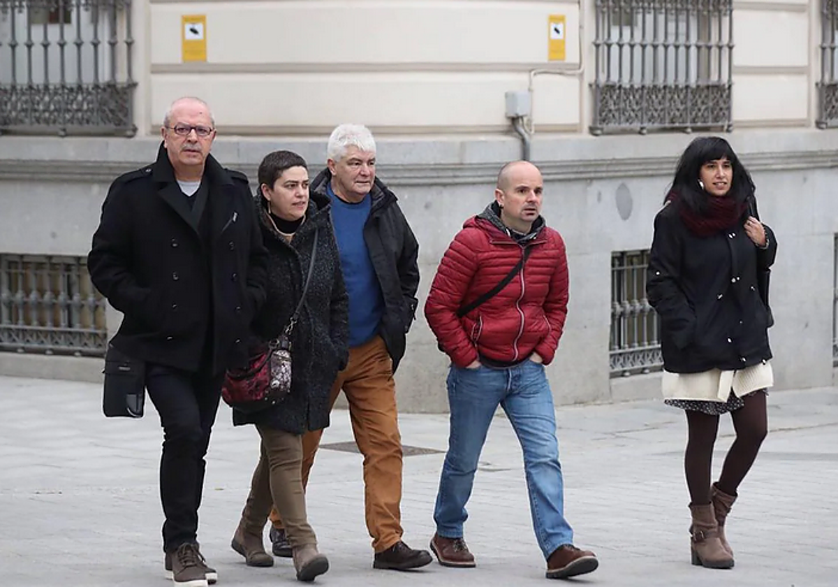 Varios de los encausados, camino de la Audiencia Nacional.