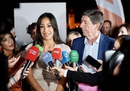 Begoña villacís atiende a los medios.