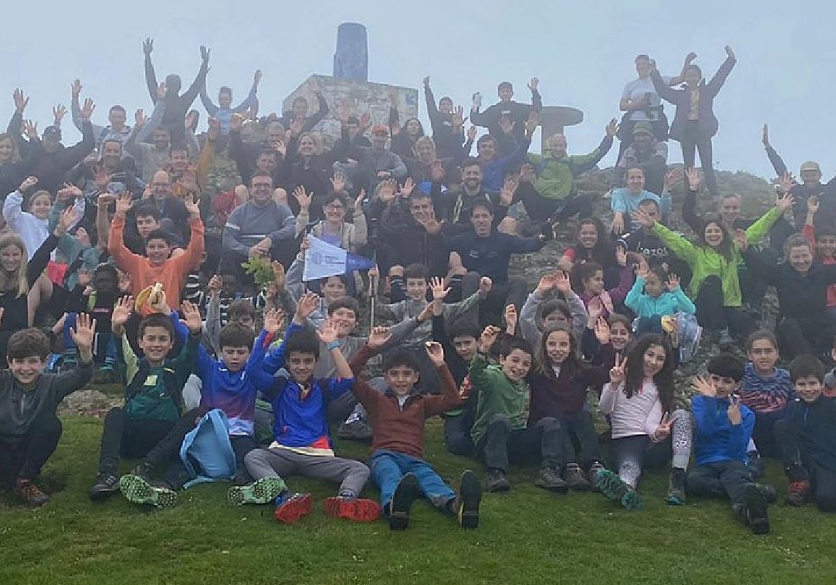 Más de cuarenta niños y sus familiares subieron al Kalamua.