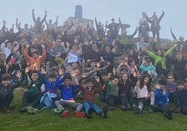 Más de cuarenta niños y sus familiares subieron al Kalamua.