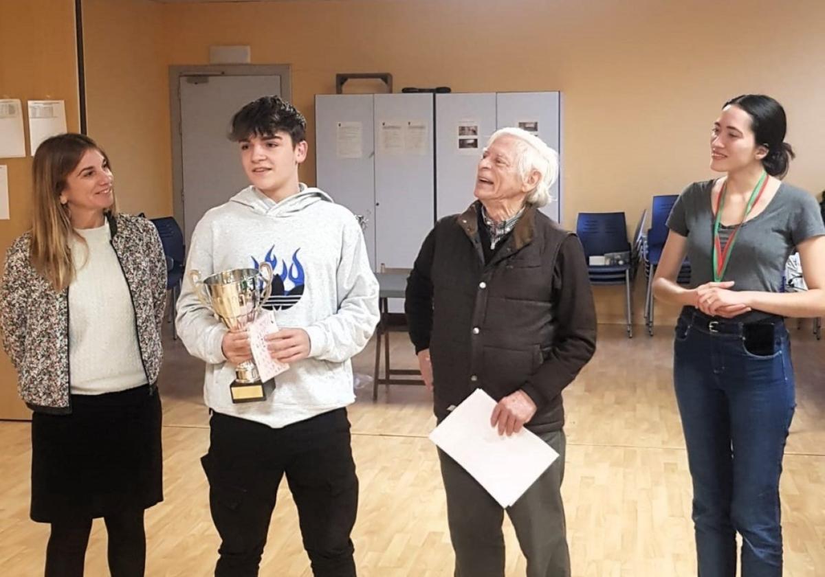 El joven legazpiarra con el trofeo de campeón de Euskadi, el domingo, en Bergara.