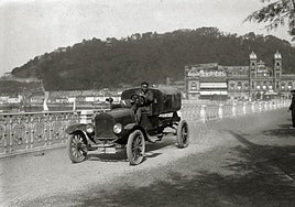 Antiguo coche utilizado para limpiar calles.