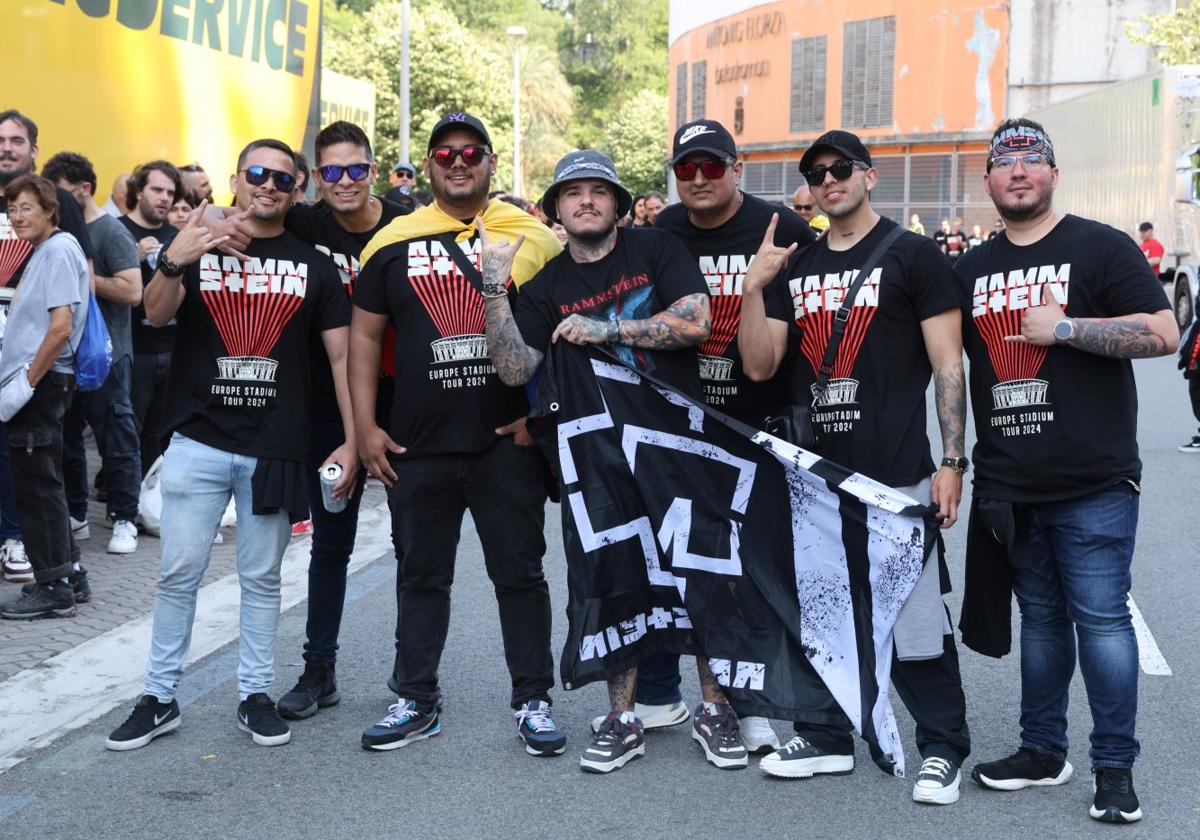 Este grupo de colombianos residentes en Vitoria posa sonriente minutos antes de acceder a la pista del estadio de Anoeta.