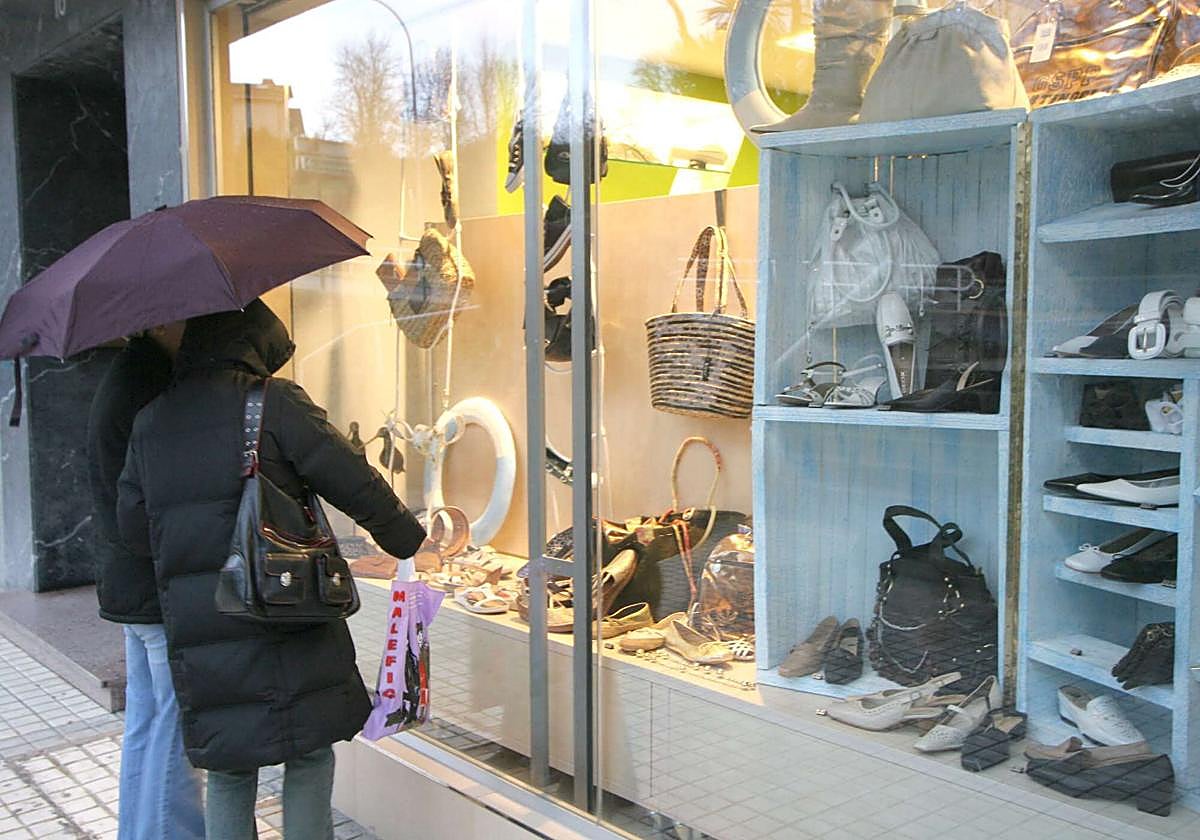 Escaparate de un pequeño comercio del barrio de Altza de San Sebastián.