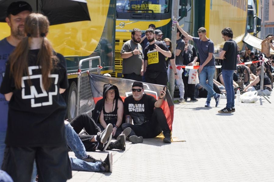 Calor, cacheos y mucha cerveza. Así ha sido la entrada de los 37.000 fans