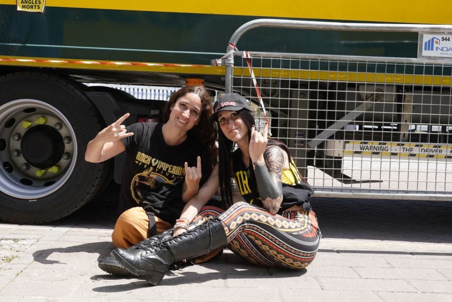 Calor, cacheos y mucha cerveza. Así ha sido la entrada de los 37.000 fans