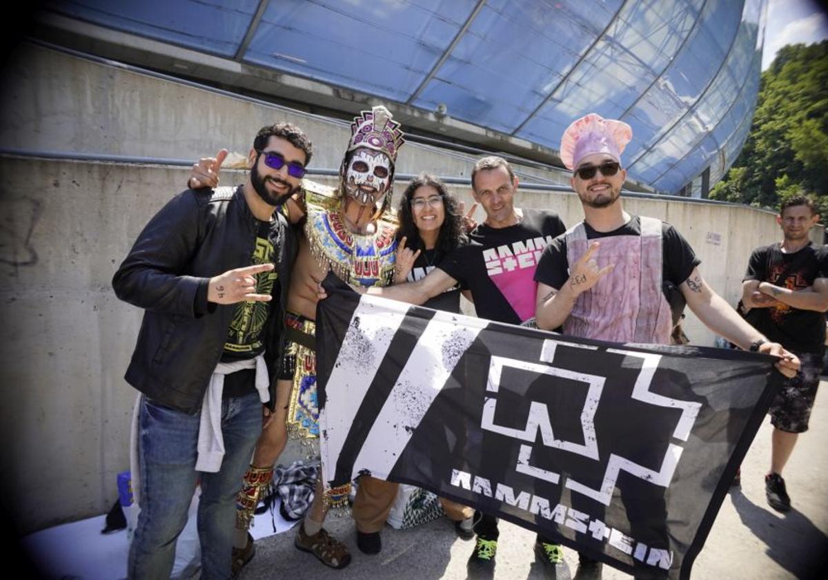 Calor, cacheos y mucha cerveza. Así ha sido la entrada de los 37.000 fans