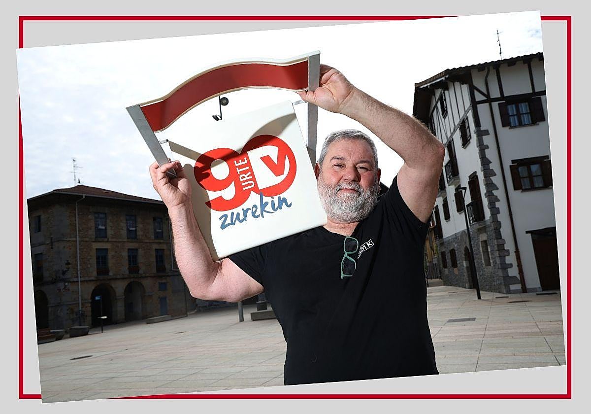 Joxe Angel Sarasola Asteasuko plazan.