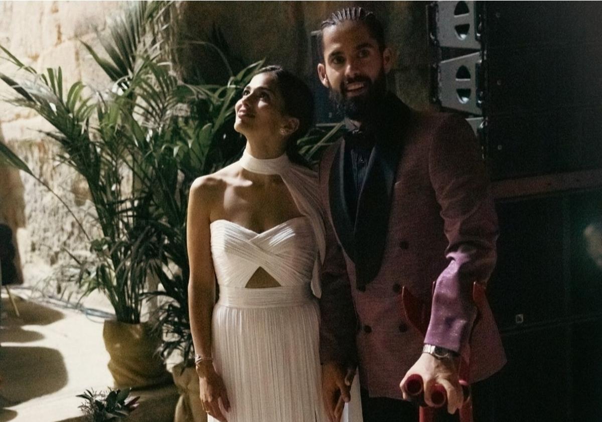 Imagen principal - La boda secreta de Isco y Sara Sálamo: Muletas y dos vestidos de Rosa Clará