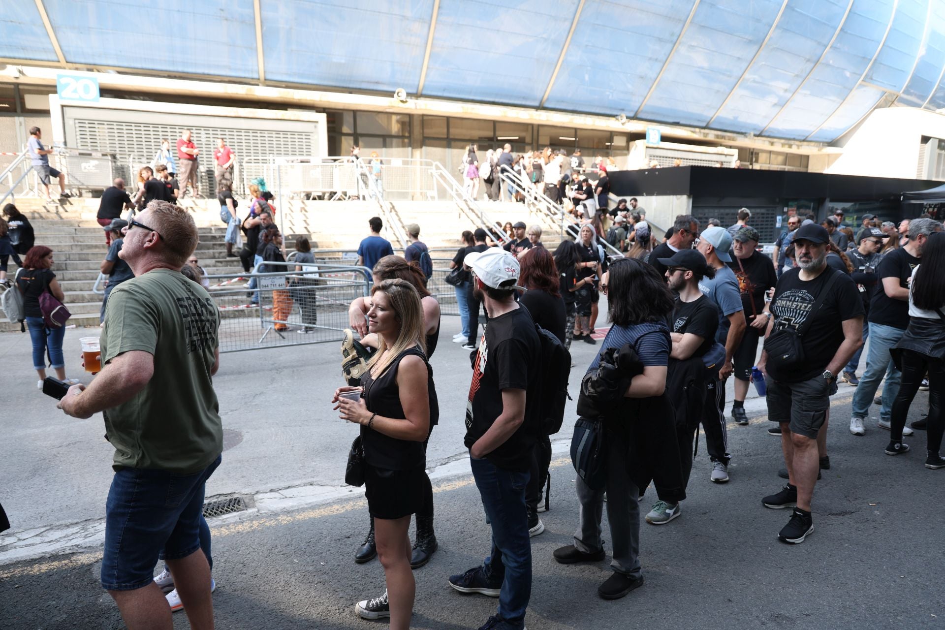 Calor, cacheos y mucha cerveza. Así ha sido la entrada de los 37.000 fans