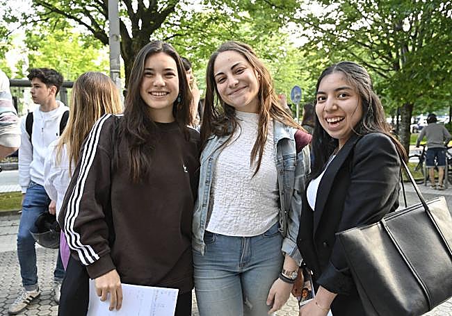 Naia Zafra, Maialen Lorenzo y María Díaz, alumnas de la Asunción Ikastetxea de Donostia nerviosas antes de empezar el examen de Euskera.