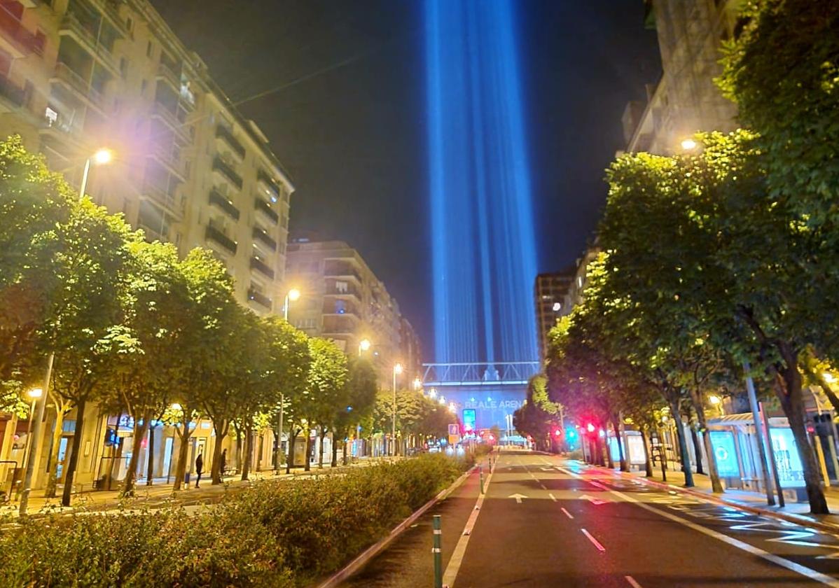 De Rammstein al cielo: un haz de luz azul para iluminar Donostia