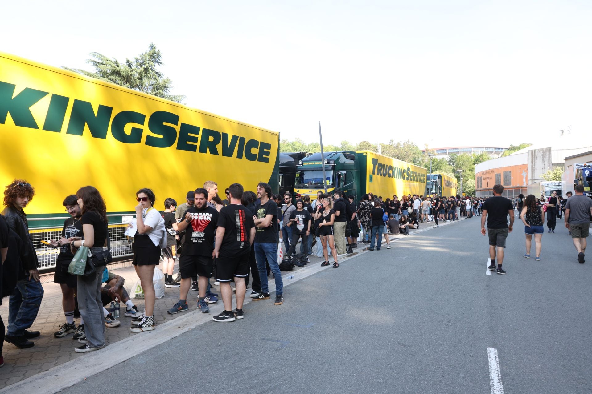 Calor, cacheos y mucha cerveza. Así ha sido la entrada de los 37.000 fans