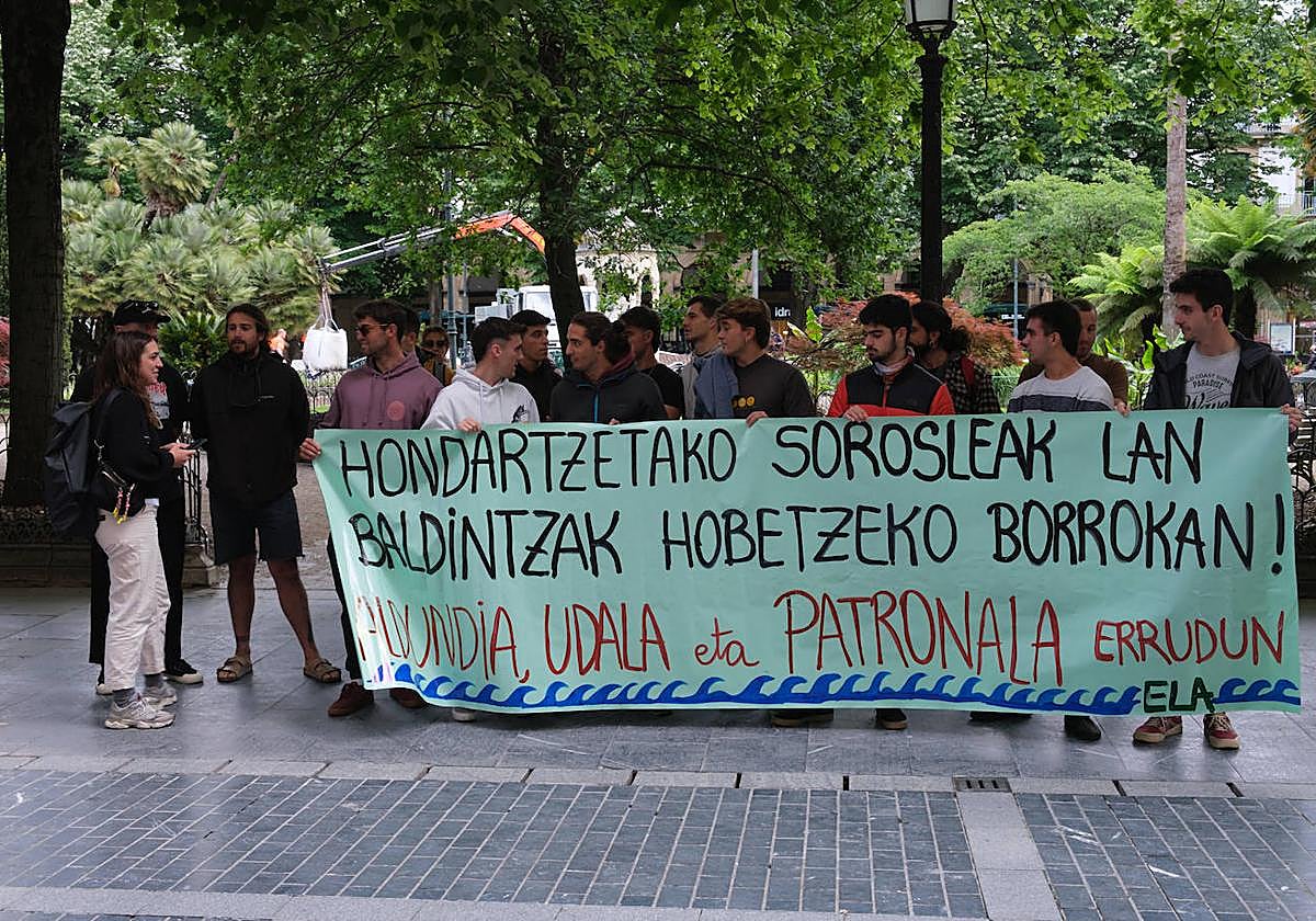 Manifestación de los socorristas frente a la Diputación General de Gipuzkoa en Donostia