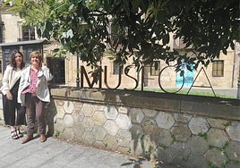 Paule Sanchez Durangoko euskara zinegotzia eta Nerea Mujika Gerediaga elkarteko presidentea.